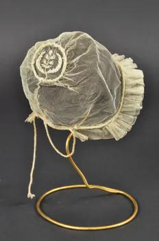 bonnet de nouveau-né 1940.26.26 Photo Mucem