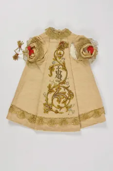 Couvent Du Refuge robe De l'Enfant Jésus de Prague Centre, France 1870-1914 1979.34.11  Photo Mucem