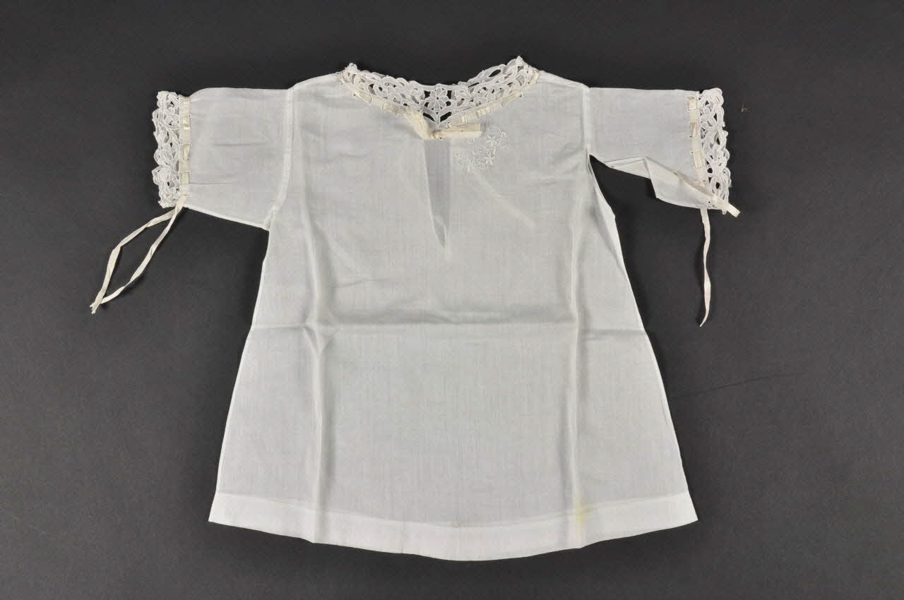 Couvent Du Refuge chemise De l'Enfant Jésus de Prague Centre, France 1870-1914 1979.34.13 Photo Mucem