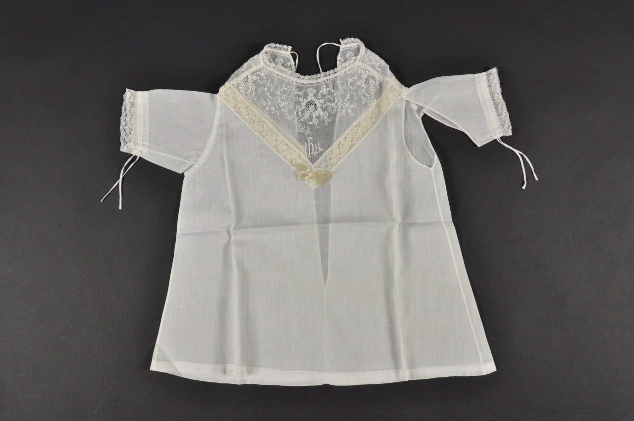 Couvent Du Refuge chemise De l'Enfant Jésus de Prague Centre, France 1870-1914 1979.34.14 Photo Mucem