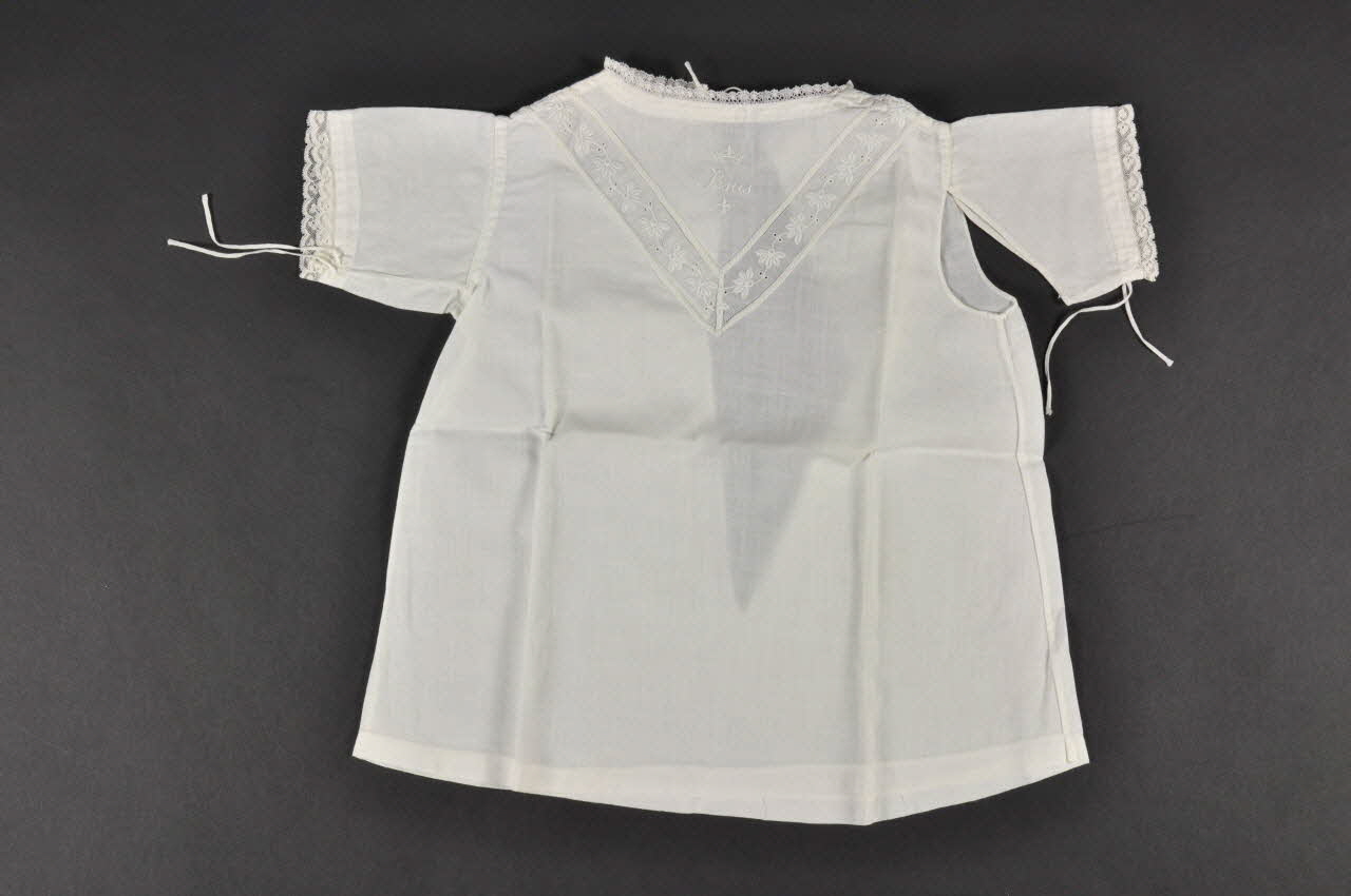 Couvent Du Refuge chemise De l'Enfant Jésus de Prague Centre, France 1870-1914 1979.34.15 Photo Mucem