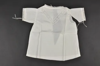 Couvent Du Refuge chemise De l'Enfant Jésus de Prague Centre, France 1870-1914 1979.34.15  Photo Mucem