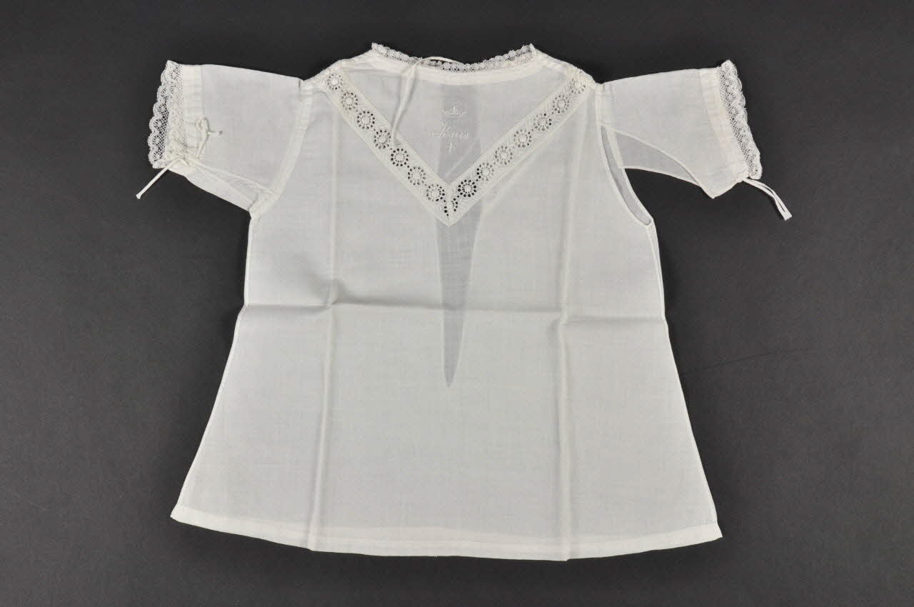 Couvent Du Refuge chemise De l'Enfant Jésus de Prague Centre, France 1870-1914 1979.34.16 Photo Mucem