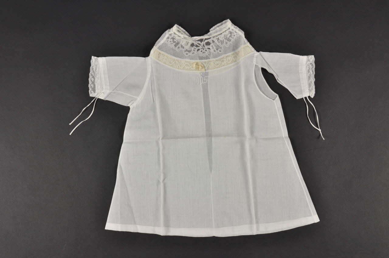 Couvent Du Refuge chemise De l'Enfant Jésus de Prague Centre, France 1870-1914 1979.34.17 Photo Mucem