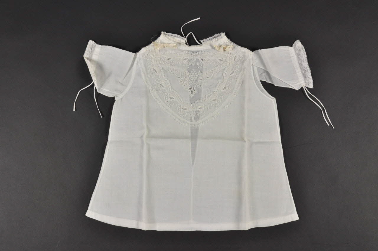 Couvent Du Refuge chemise De l'Enfant Jésus de Prague Centre, France 1870-1914 1979.34.18 Photo Mucem