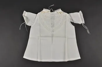 Couvent Du Refuge chemise De l'Enfant Jésus de Prague Centre, France 1870-1914 1979.34.18  Photo Mucem