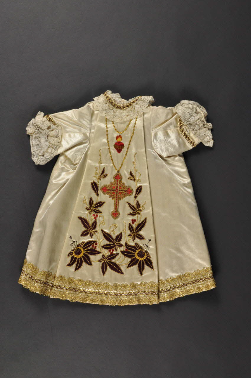 Couvent Du Refuge robe De l'Enfant Jésus de Prague Centre, France 1870-1914 1979.34.5 Photo Mucem