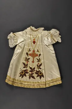 Couvent Du Refuge robe De l'Enfant Jésus de Prague Centre, France 1870-1914 1979.34.5  Photo Mucem