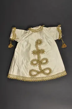 Couvent Du Refuge robe De l'Enfant Jésus de Prague Centre, France 1870-1914 1979.34.7  Photo Mucem