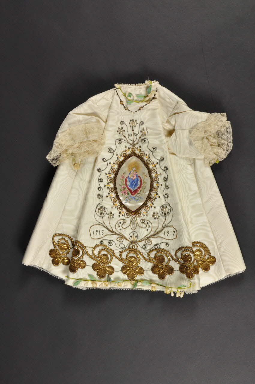 Couvent Du Refuge robe De l'Enfant Jésus de Prague Centre, France 1915-1917 1979.34.9 Photo Mucem