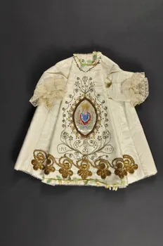 Couvent Du Refuge robe De l'Enfant Jésus de Prague Centre, France 1915-1917 1979.34.9  Photo Mucem