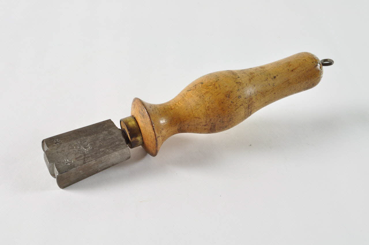 Ullathorme FER A LISSE Île-de-France, France 1920 1981.29.11 Photo Mucem