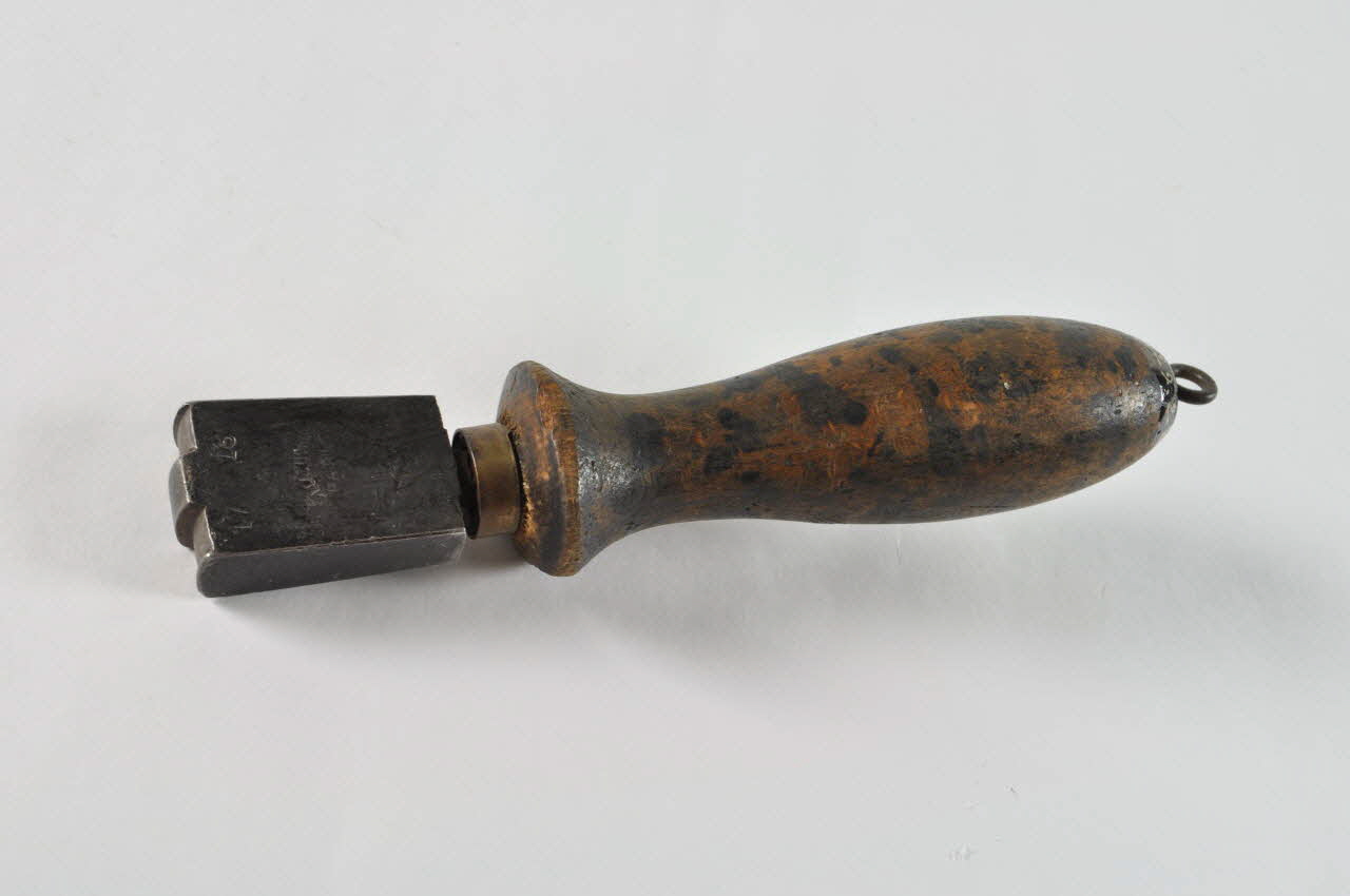 Ullathorme FER A LISSE Île-de-France, France 1920 1981.29.28 Photo Mucem