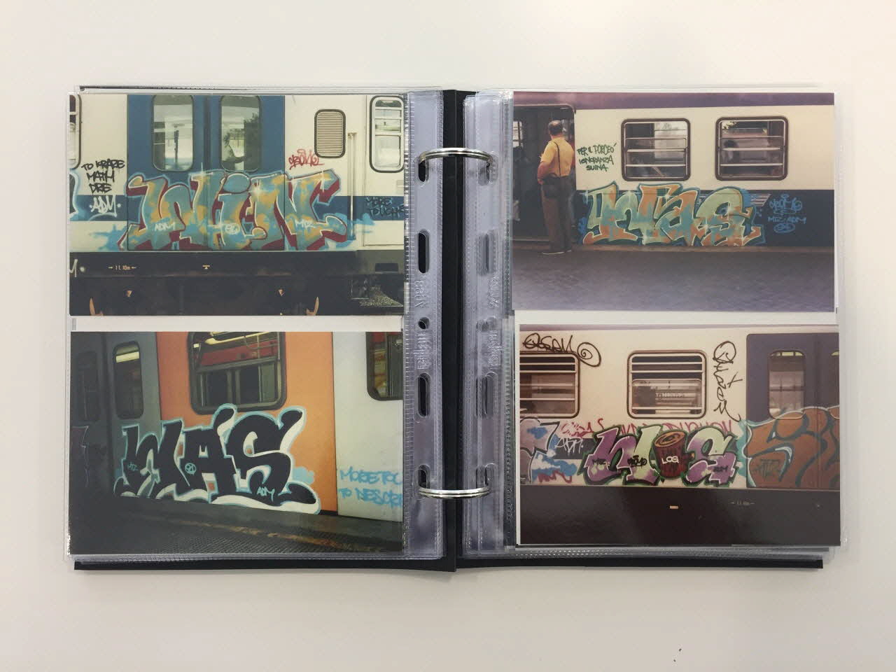 Stand album Reproduction d'un album photo de trains graffés Latium, Italie 1992-1994 2016.39.2 Photo Mucem