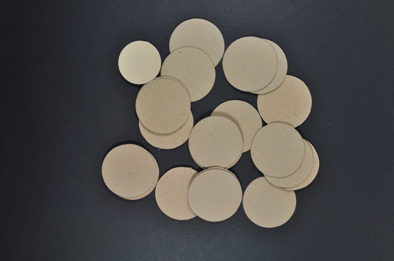 MATERIEL DE BRODEUSE D'OR un sachet de disques de carton découpés 1984.9.80 Photo Mucem