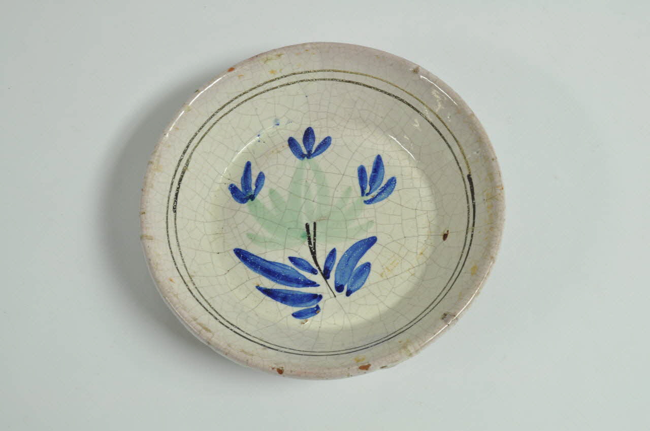 assiette calotte Caillou 1938.53.7 Photo Mucem