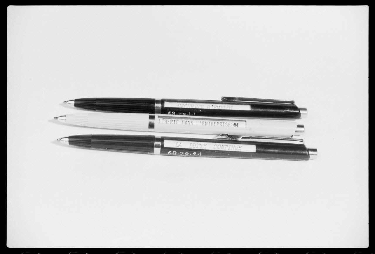 photographie Stylo portant le slogan "liberté dans l'entreprise" Ph.1986.116.2.3 Photo