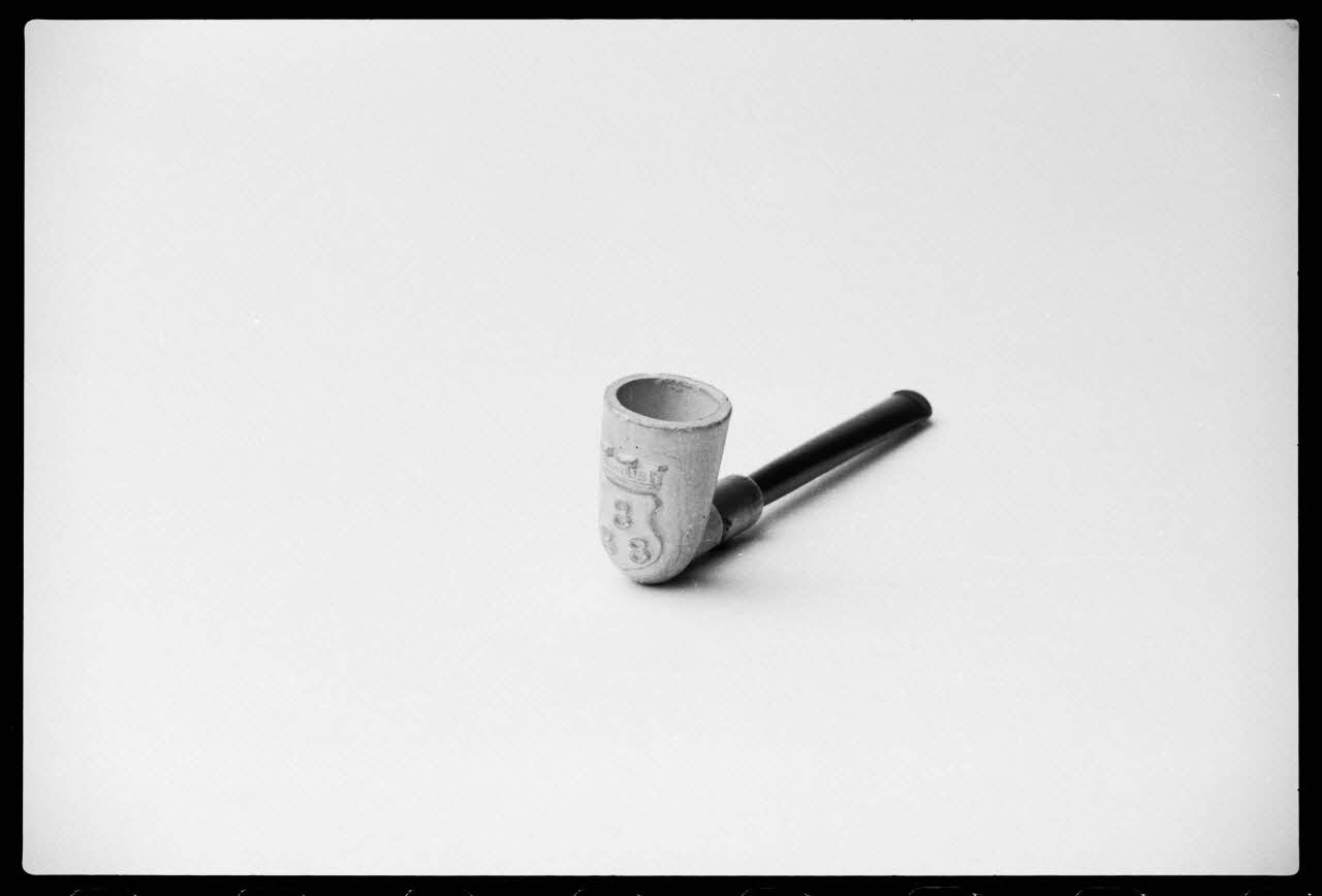 photographie Pipe portant un décor composé de trois 8 Ph.1986.116.7 Photo