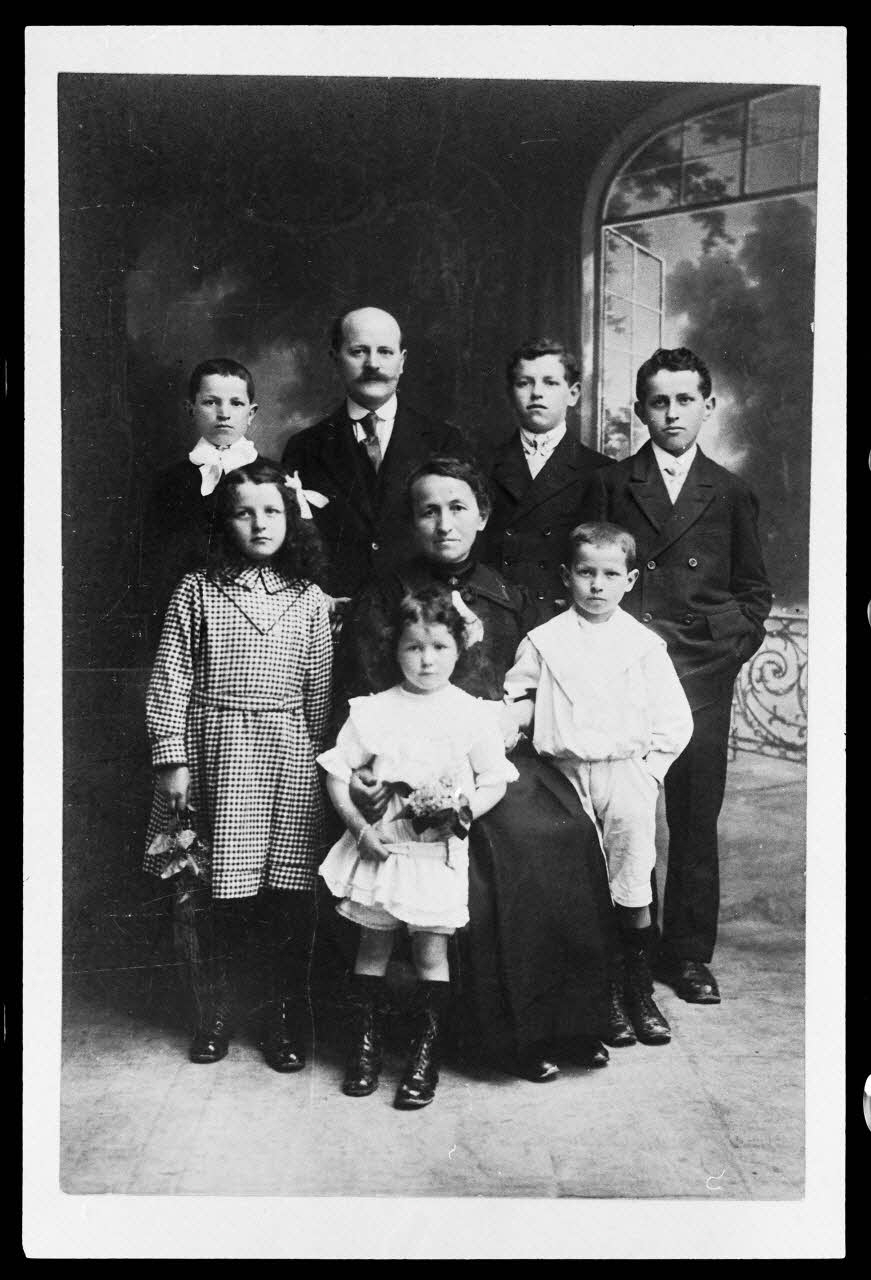 photographie Photographie de studio: Monsieur et Madame P. Boissière, ouvrier aux papeteries de la Seine. 1919 Ph.1986.25.1 Photo