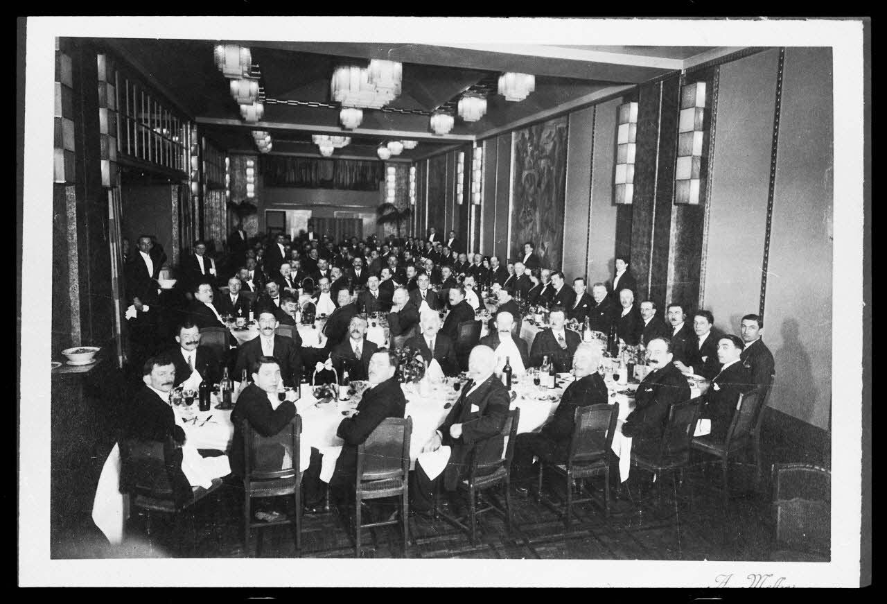 photographie Photographie du banquet offert par le propriétaire des Usines des papeteries de la Seine à ses ouvriers. 1928 Ph.1986.25.2 Photo
