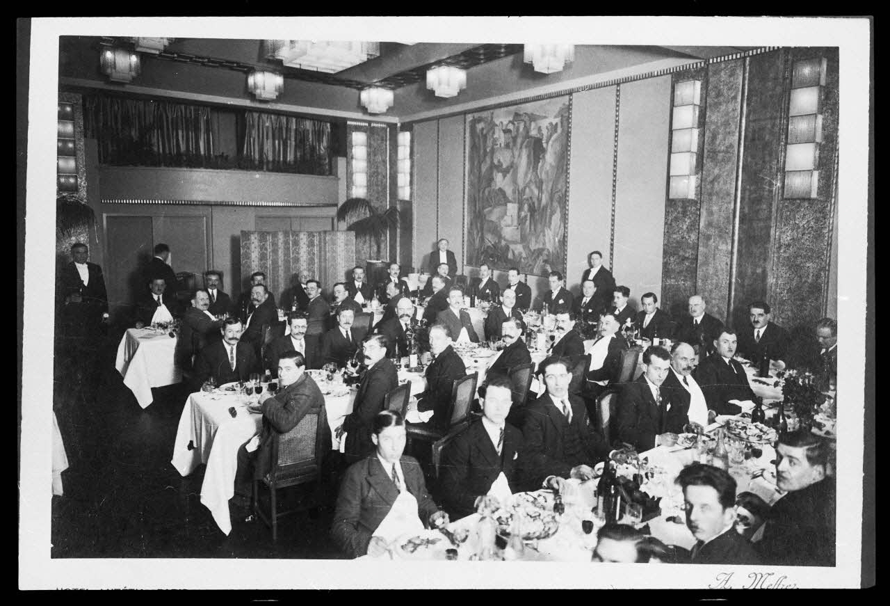 photographie Photographie du banquet offert par le propriétaire des Usines des papeteries de la Seine à ses ouvriers. 1928 Ph.1986.25.3 Photo