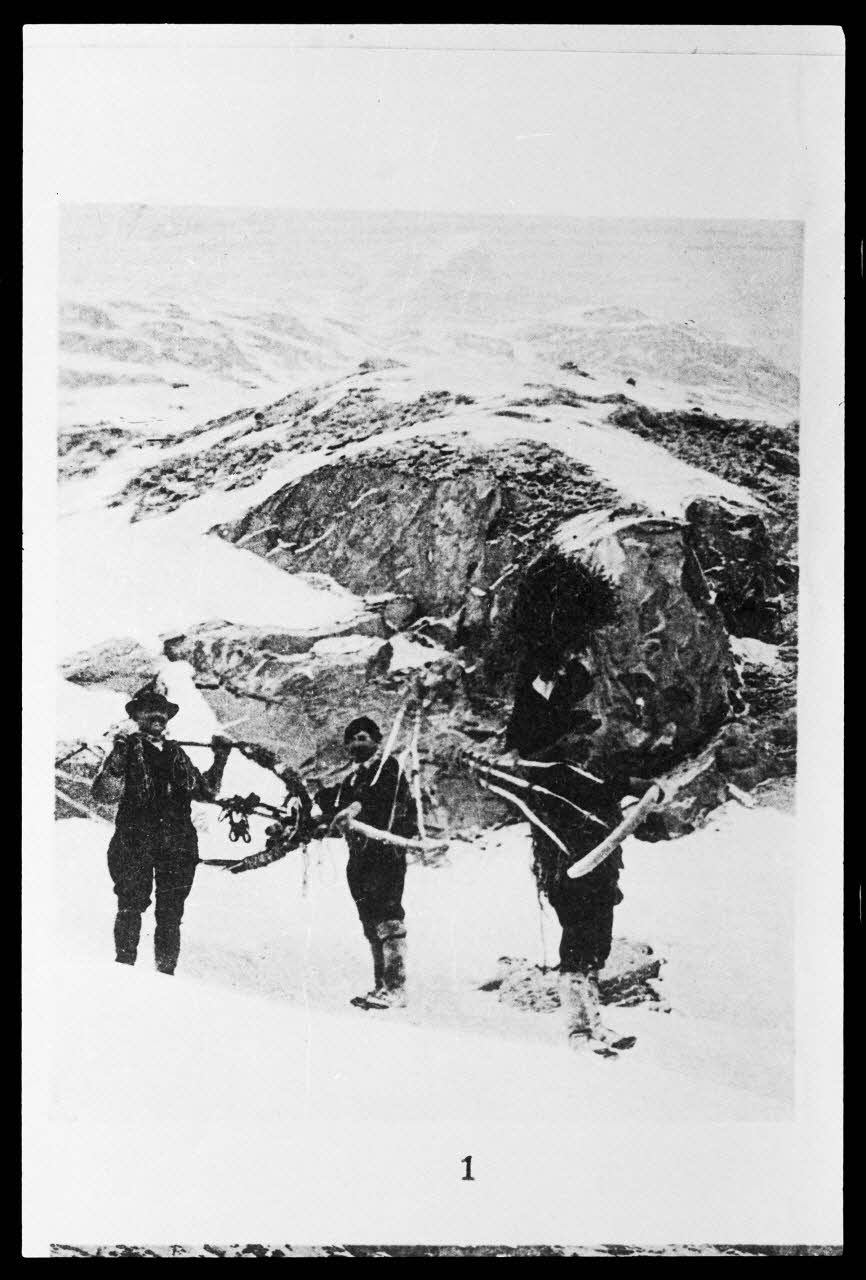photographie Transport de matière en montagne. In "Hochgebirgsvolk in savoyen…" Ph.1986.26.5 Photo