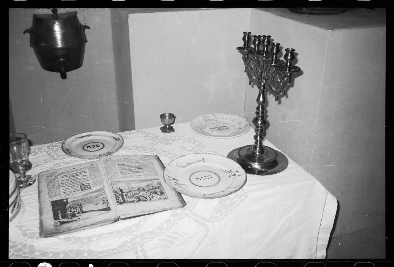 photographie MNATP. Exposition. Les Français et la table (20 novembre 1985 - 21 avril 1986) Ph.1986.38.81 Photo