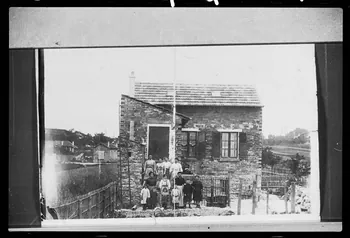 photographie Photographie de la famille de Madame Martine Segalen devant sa maison Ph.1986.44.1 Photo
