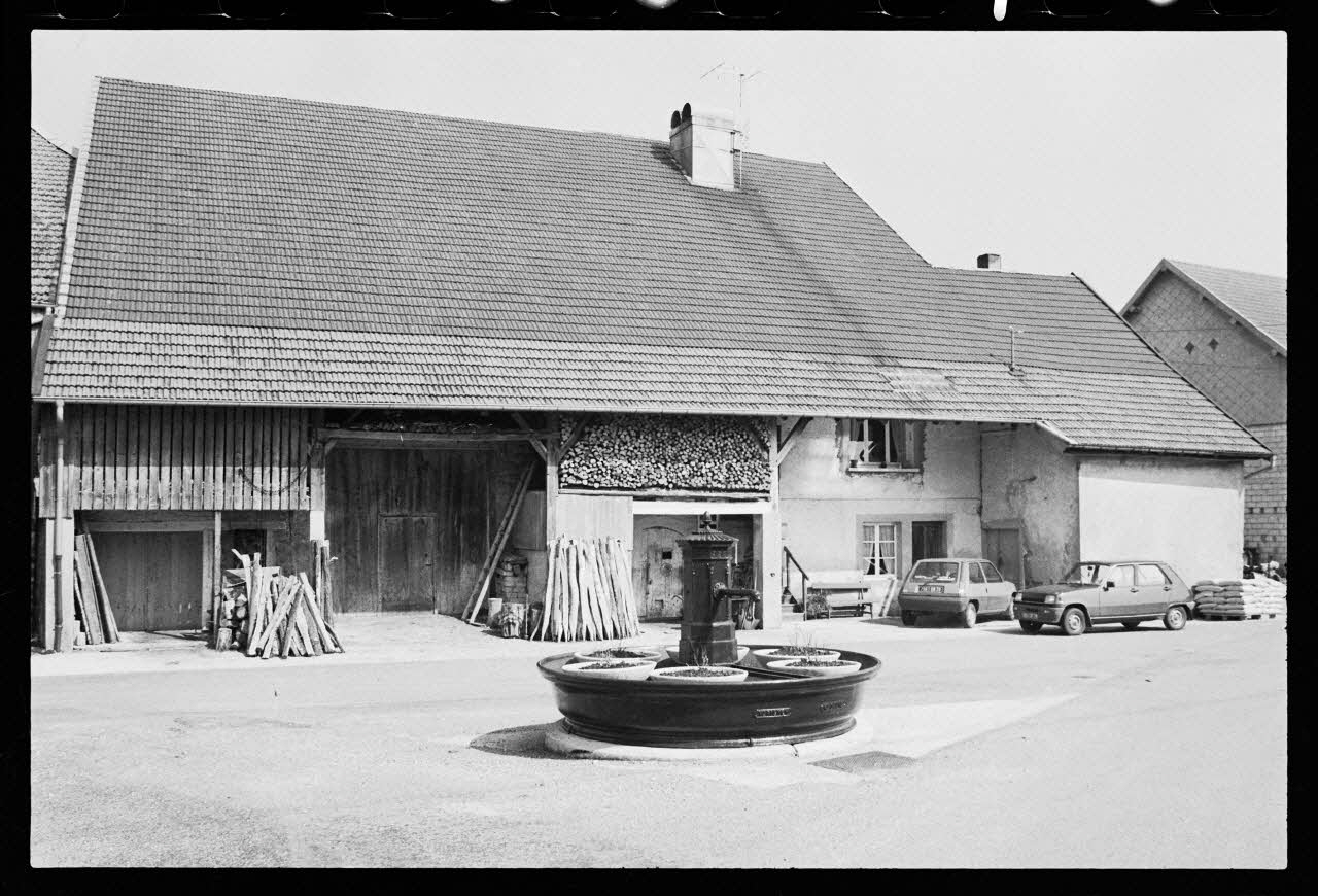 photographie Exploitation agricole : vue du bûcher et de la fontaine collective Ph.1986.48.12 Photo