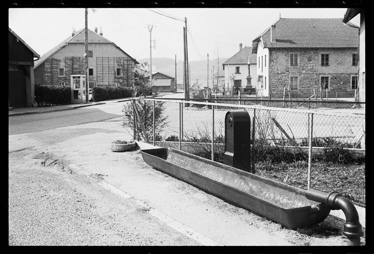 photographie Exploitation agricole : vue de la fontaine collective Ph.1986.48.16 Photo
