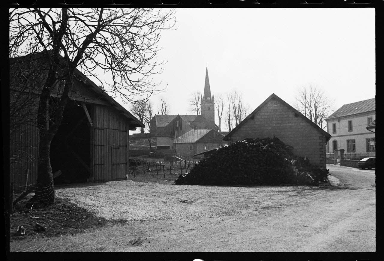 photographie Bois de chauffage stocké dans la grange d'une église Ph.1986.48.18 Photo