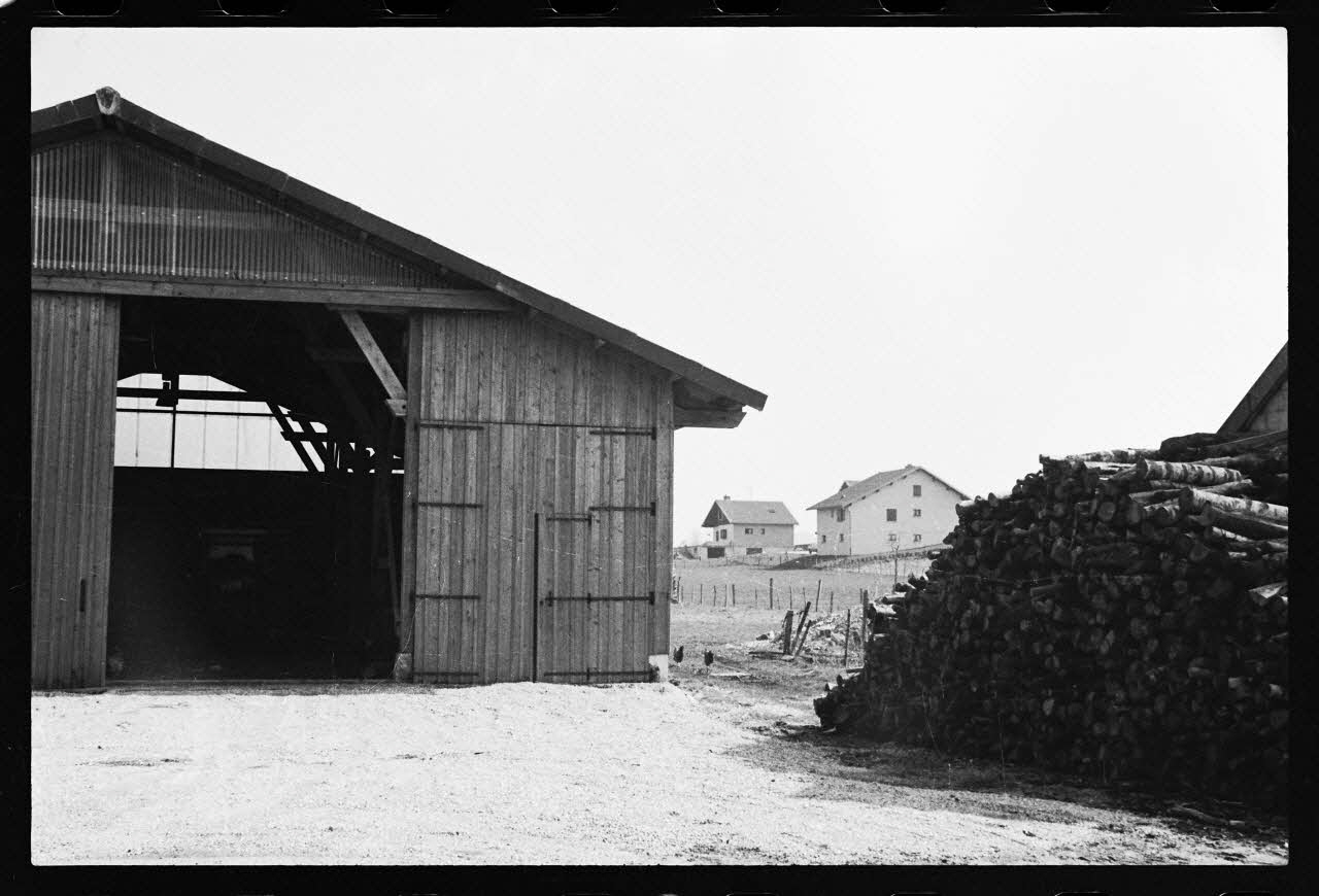 photographie Bois de chauffage stocké dans une grange Ph.1986.48.19 Photo
