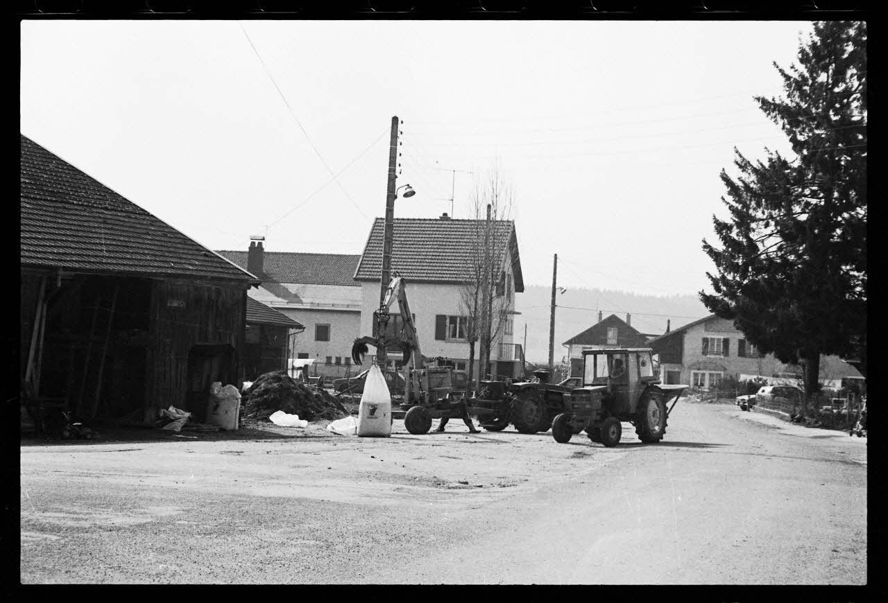 photographie Outillage motorisé d'une exploitation agricole. Vue sur la fontaine collective Ph.1986.48.21 Photo