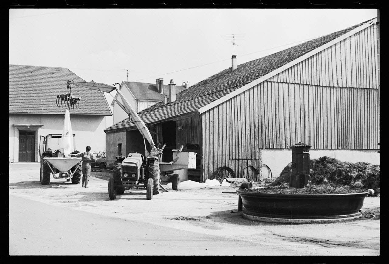 photographie Outillage motorisé d'une exploitation agricole. Vue sur la fontaine collective Ph.1986.48.22 Photo