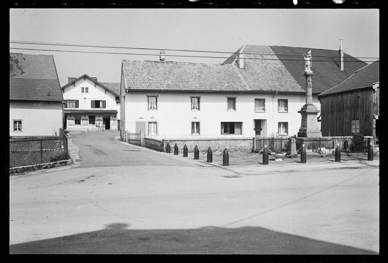 photographie Vue de village avec maison et monument aux morts Ph.1986.48.6 Photo