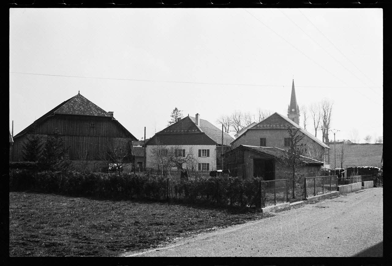 photographie Vue de village avec maison et monument aux morts Ph.1986.48.7 Photo