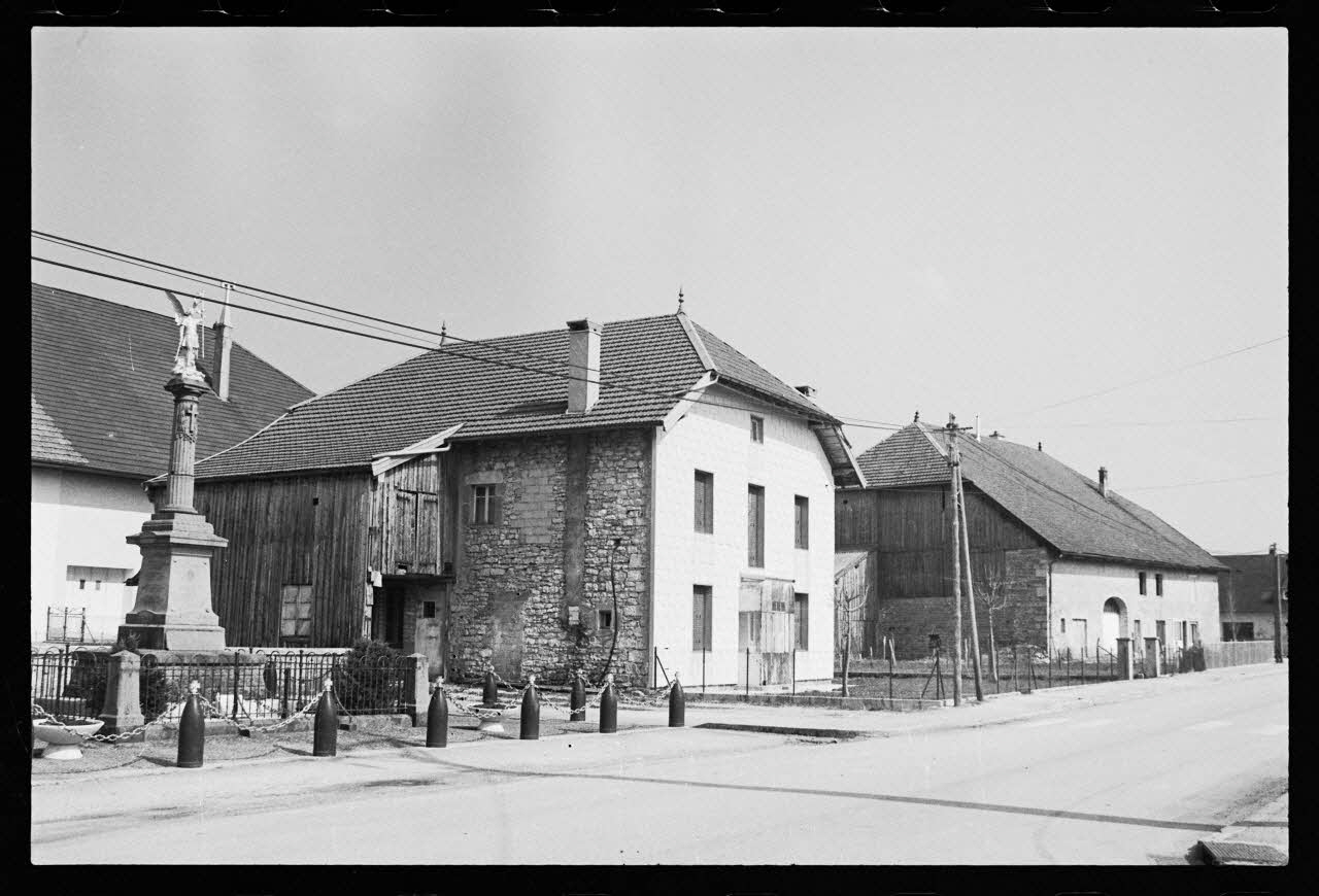 photographie Vue de village avec maison et monument aux morts Ph.1986.48.8 Photo