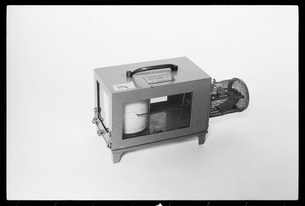 photographie MNATP. Exposition. Après la pluie le beau temps : la météo (23 novembre 1984 - 15 avril 1985) Ph.1986.55.180 Photo