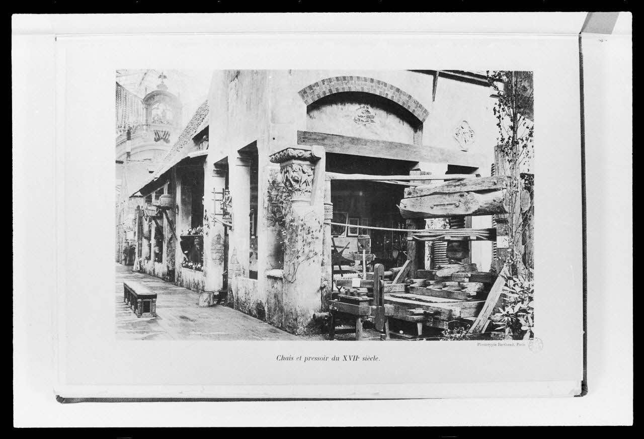 photographie Photographie d'une reconstitution d'un ensemble agricole à l'exposition de 1900: chai et pressoir à vin du 17è siècle. Musée rétrospectif du groupe 7 Ph.1986.58.5 Photo