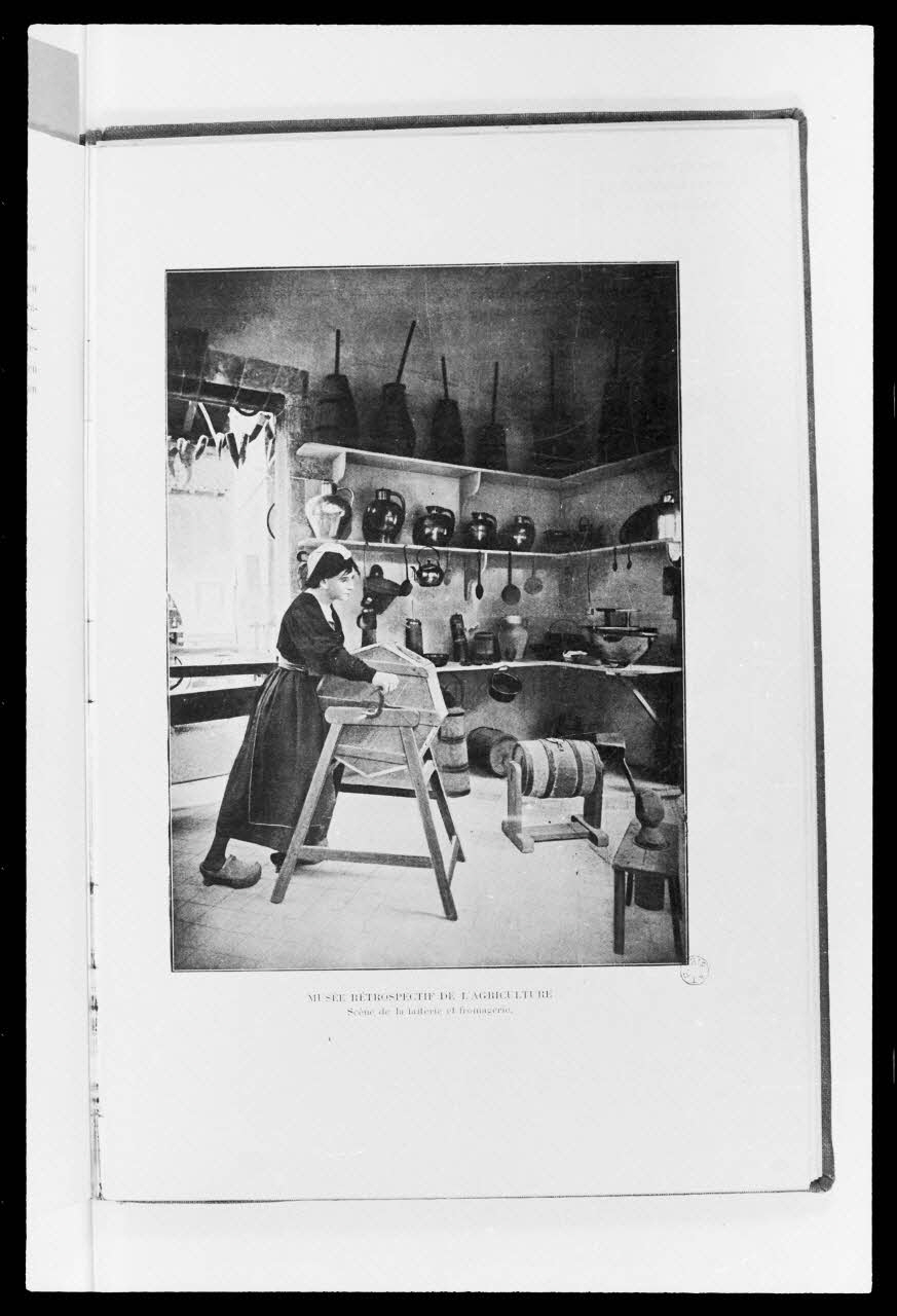 photographie Photographie de l'exposition de 1900: fabrication de produits laitiers avec baratte. Musée rétrospectif du groupe 7 Ph.1986.58.7 Photo