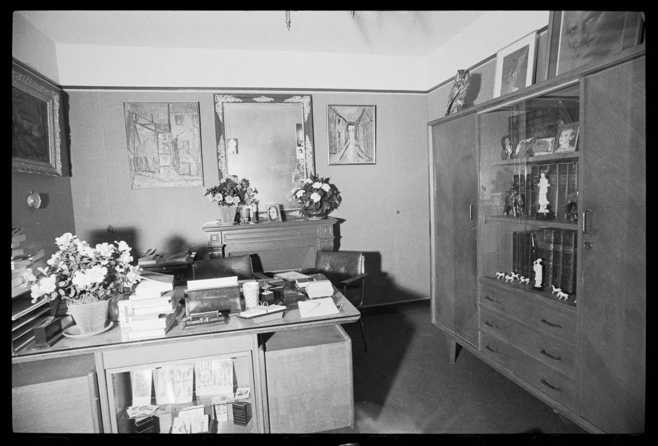 photographie MuCEM (Paris). Galerie culturelle. Section "sorts et divination". Cabinet de voyance parisien. 1977 Ph.1986.63.35 Photo