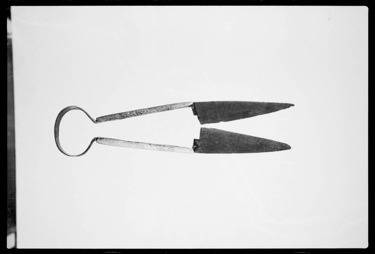 photographie MuCEM (Paris). Galerie culturelle. Section "le milieu et l'histoire". Espace "temps anciens". Outillage pour l'élevage des ovins. 1925 Ph.1986.63.4 Photo