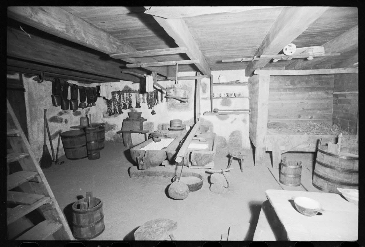 photographie MuCEM (Paris). Galerie culturelle. Section "un établissement humain, l'Aubrac". Dans un buron d'Aubrac. Vers 1910 Ph.1986.63.43 Photo