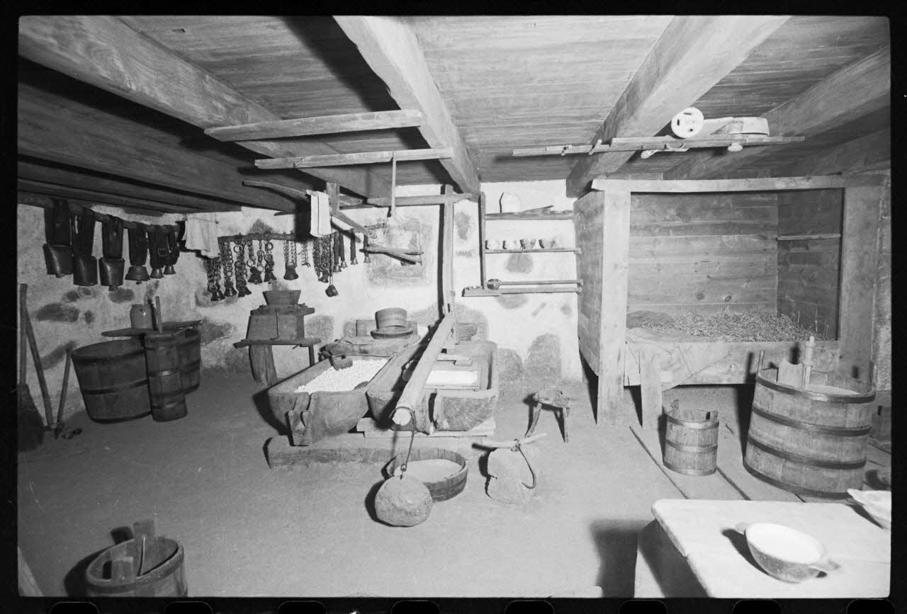 photographie MuCEM (Paris). Galerie culturelle. Section "un établissement humain, l'Aubrac". Dans un buron d'Aubrac. Vers 1910 Ph.1986.63.44 Photo