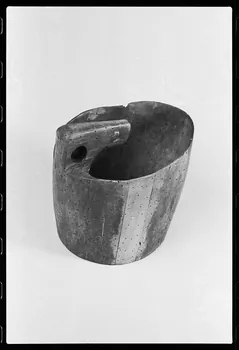 photographie MuCEM (Paris). Galerie culturelle. Section "arts visuels". Espace "arts appliqués". Vitrine "arts du bois". Pot à lait. 19è siècle Ph.1986.6.12 Photo
