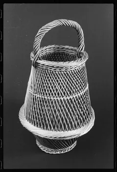 photographie MuCEM (Paris). Galerie culturelle. Section "arts visuels". Espace "arts appliqués". Vitrine "vannerie, tissage, broderie". Panier à noisettes. 19è siècle Ph.1986.6.13 Photo Mucem, Frédéric Duchesne