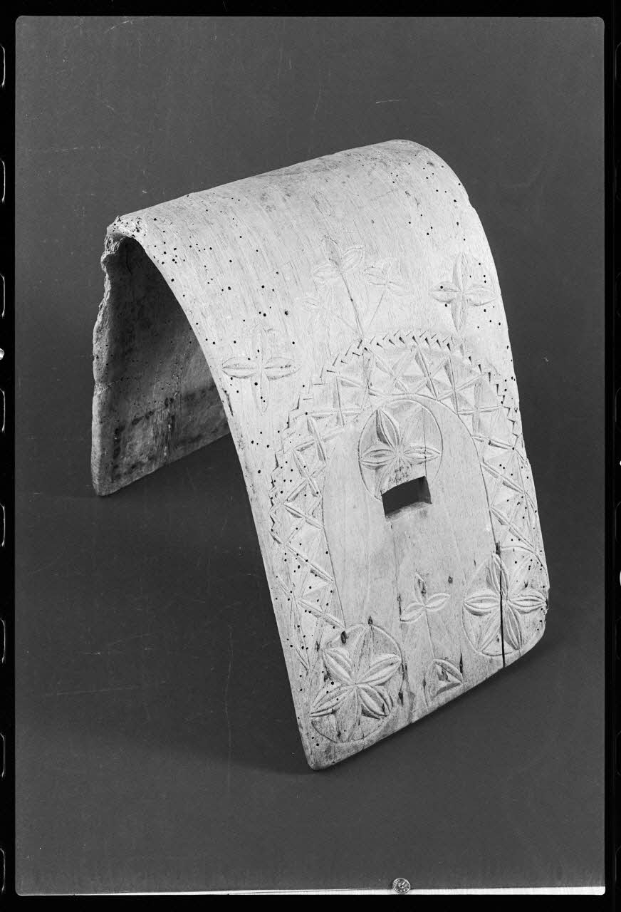photographie MuCEM (Paris). Galerie culturelle. Section "arts visuels". Espace "arts appliqués". Vitrine "arts du bois". Collier de bouc en bois et sonnailles. 19è siècle Ph.1986.6.14 Photo
