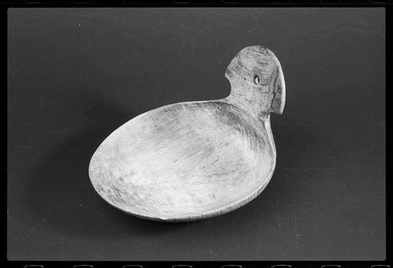 photographie MuCEM (Paris). Galerie culturelle. Section "arts visuels". Espace "arts appliqués". Vitrine "arts du bois". Cuiller à écrémer en bois. 1871 Ph.1986.6.15 Photo