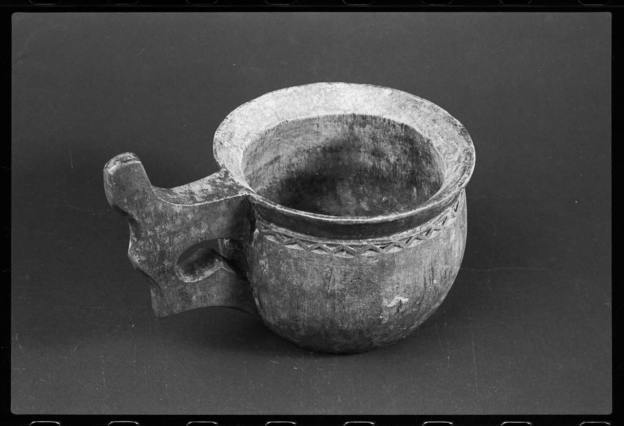 photographie MuCEM (Paris). Galerie culturelle. Section "arts visuels". Espace "arts appliqués". Vitrine "arts du bois". Pot à soupe en bois. 20è siècle Ph.1986.6.16 Photo