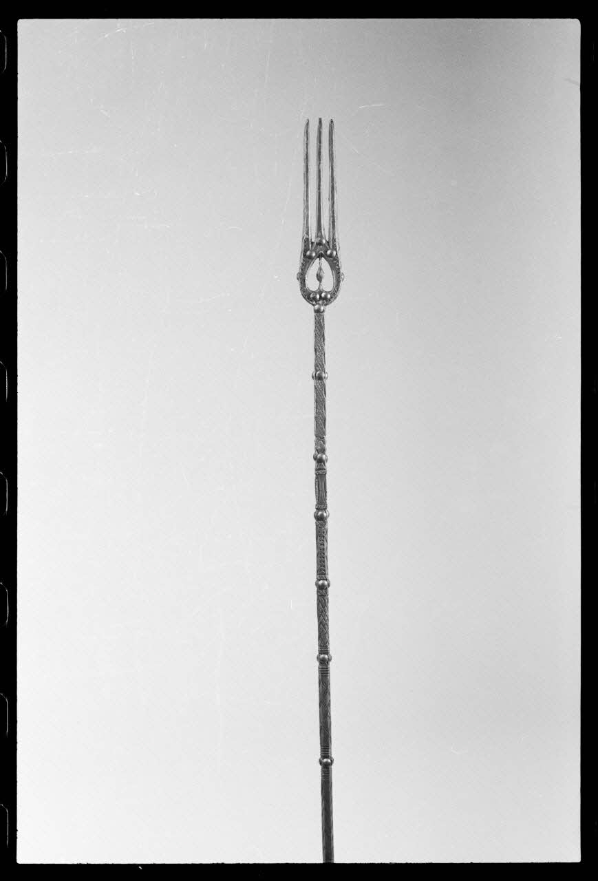 photographie MuCEM (Paris). Galerie culturelle. Section "arts visuels". Espace "arts appliqués". Vitrine "arts du bois". Quenouille. 19è siècle Ph.1986.6.4 Photo